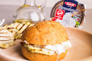 Burger di melanzane con stracciatella di burrata